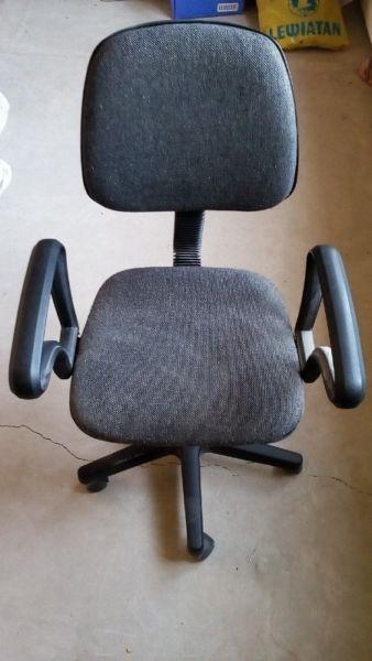 Krzesło obrotowe z kółkami