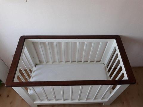 Drewniane łóżeczko dla dziecka