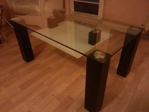 Stół szklany z drewnianymi nogami stan idealny