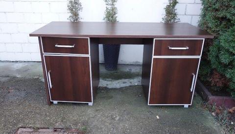 Duże biurko z dwoma dwoma pomocnikami/ szafkami. Dowóz