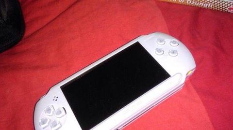Konsola PlayStation Portable + 3 gry + 2 etui