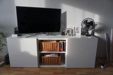 IKEA Komoda RTV biały połysk + szklany blat