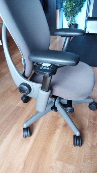 Ergonomiczny fotel Steelcase Leap V1