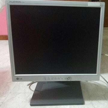 Komputer z monitorem LCD