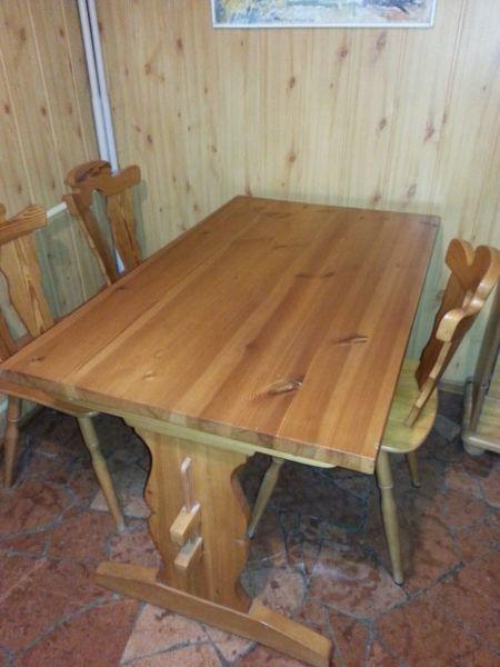 Sosnowy stół z 4 krzesłami + sosnowa komoda