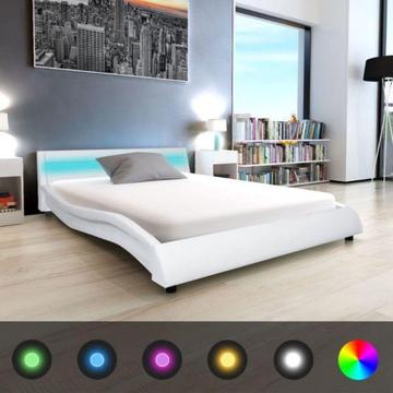 vidaXL Rama łóżka biała 140x200 cm z oświetleniem LED sztuczna skóra (243141)