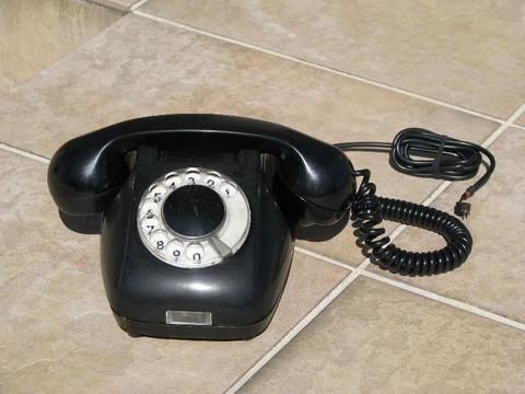 Stary telefon RWT z czarnego bakelitu na tarczę
