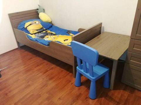 Łóżko IKEA + stolik