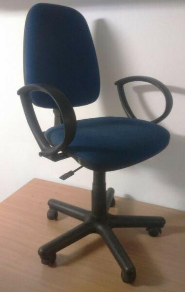 Krzesło obrotowe niebieskie, regulowana wysokość, stan dobry
