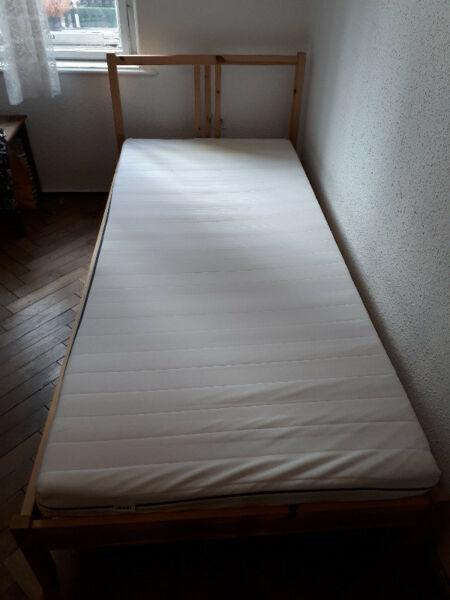 pojedyncze łóżko z materacem ( IKEA) sprzedam