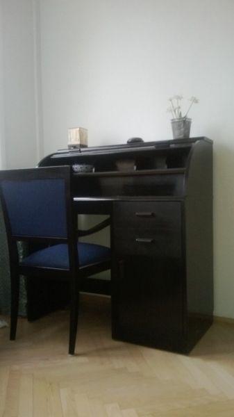 Czarne drewniane biurko z nadstawką i z krzesłem