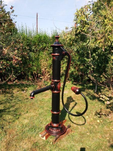 Stara żeliwna pompa ręczna do wody studni zabytkowa kran ogrodowy hydrant zawór czerpalny studnia