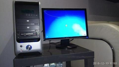 Komputer z monitorem Asus 19