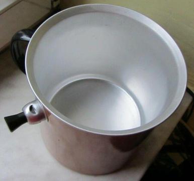 Garnek do gotowania mleka