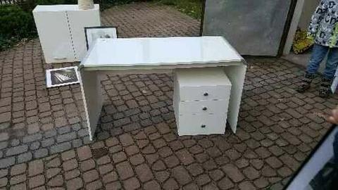 eleganckie prawie nowe białe biurko