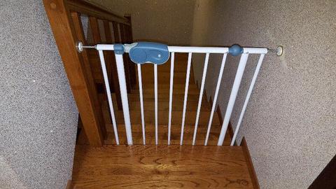 Bramka zabezpieczająca na schody dla dziecka