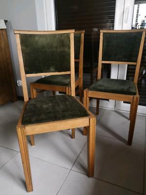 trzy krzesla z welurowym obiciem kolor butelkowa zielen