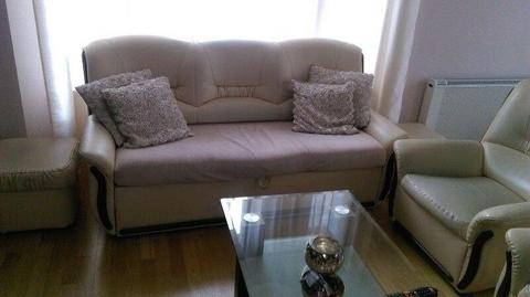 kanapa dwa fotele i dwie pufy