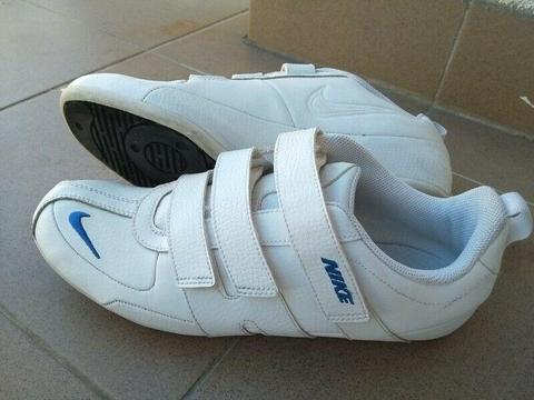 Buty sportowe białe na rzepy na wąską stopę