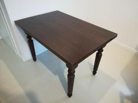 stol drewniany jesionowy robiony na zamowienie przez stolarza