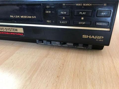 MAGNETOWID SHARP SPRAWNY Z PILOTEM PLUS KASETY MAGNETOWIDOWE VHS