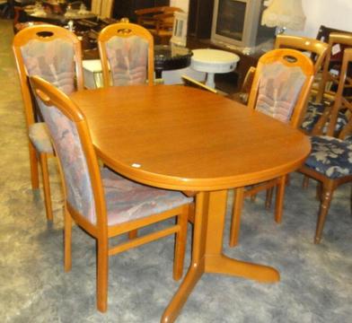 stół drewniany fornirowany rozkładany plus cztery krzesła tapicerowane