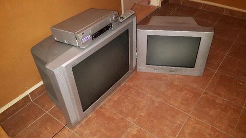 Telewizor 28 cali + telewizor 20 cali + magnetowid, plus ok 50 kaset video