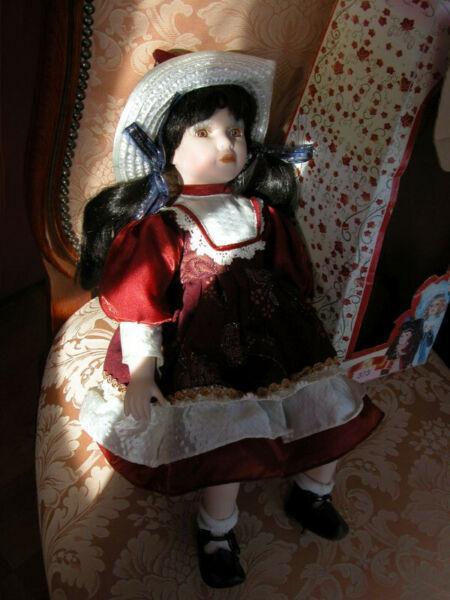 urocza i zadbana lalka porcelanowa
