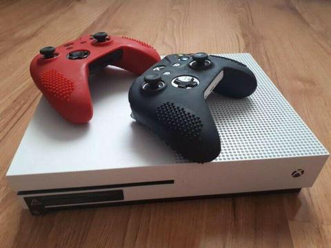 Xbox One S 1TB + 2 pady + Gry